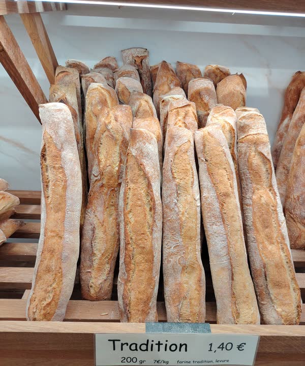 Baguettes tradition en rayon à la Boulangerie Teixeira